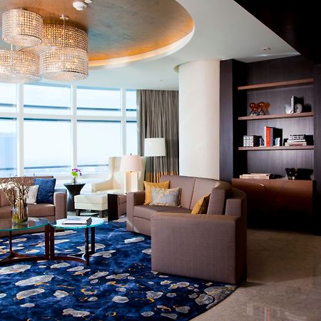 로즈우드 아부다비 호텔 외부 사진 The interior of a suite at the Ritz-Carlton, Dubai