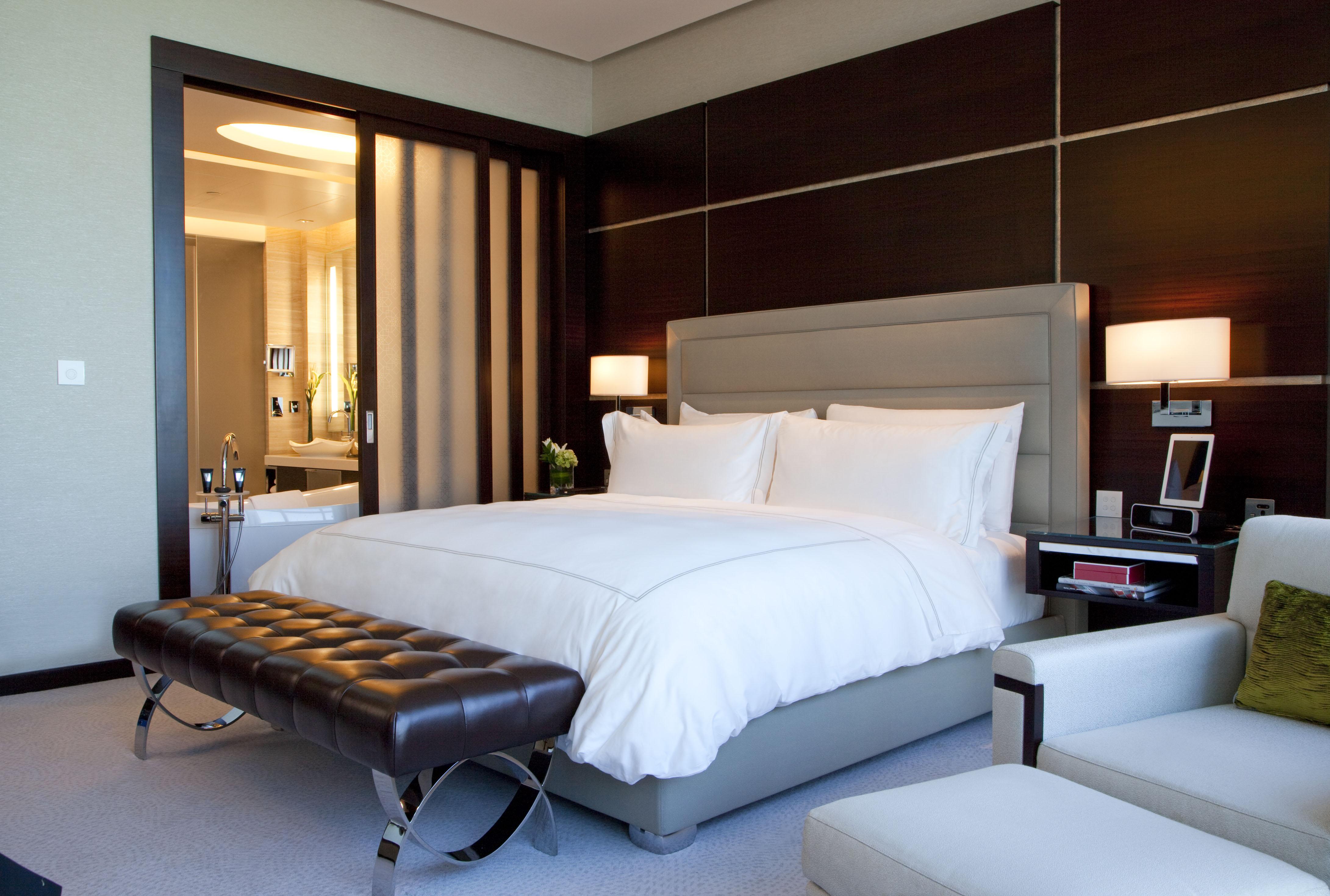 로즈우드 아부다비 호텔 외부 사진 A bedroom at the Ritz-Carlton, DIFC