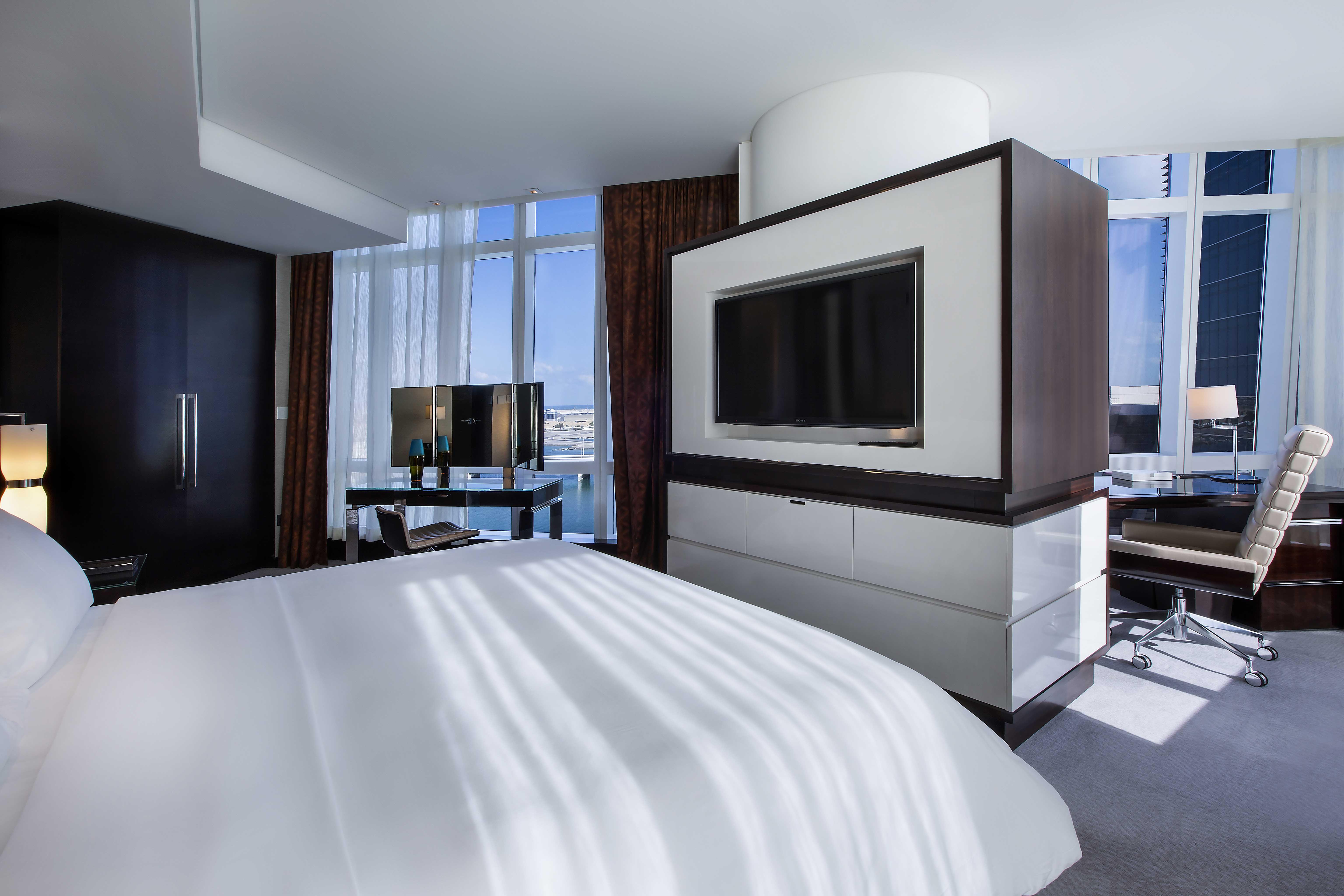 로즈우드 아부다비 호텔 외부 사진 A bedroom at the Mandarin Oriental, Munich