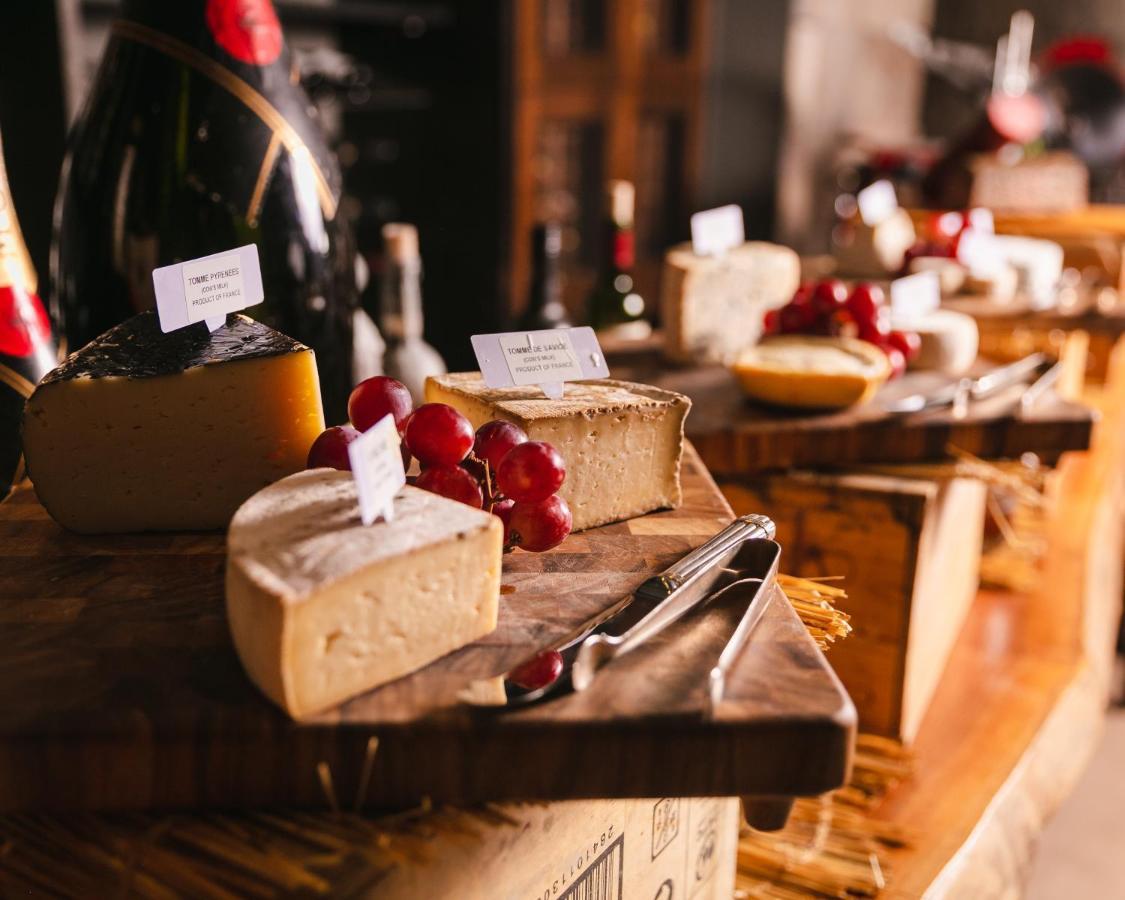 로즈우드 아부다비 호텔 외부 사진 Cheese at a buffet