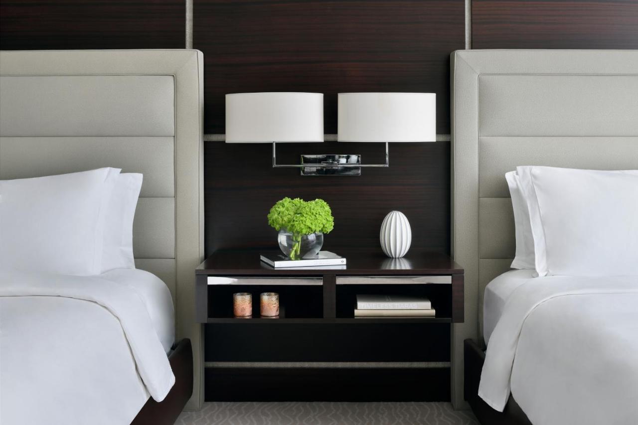 로즈우드 아부다비 호텔 외부 사진 A guest room at the Conrad Washington