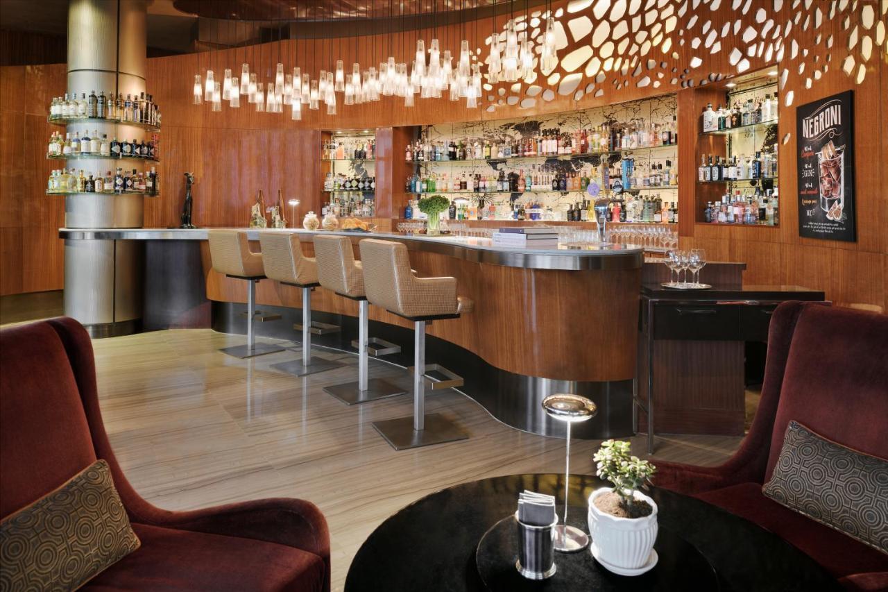 로즈우드 아부다비 호텔 외부 사진 The bar at the hotel