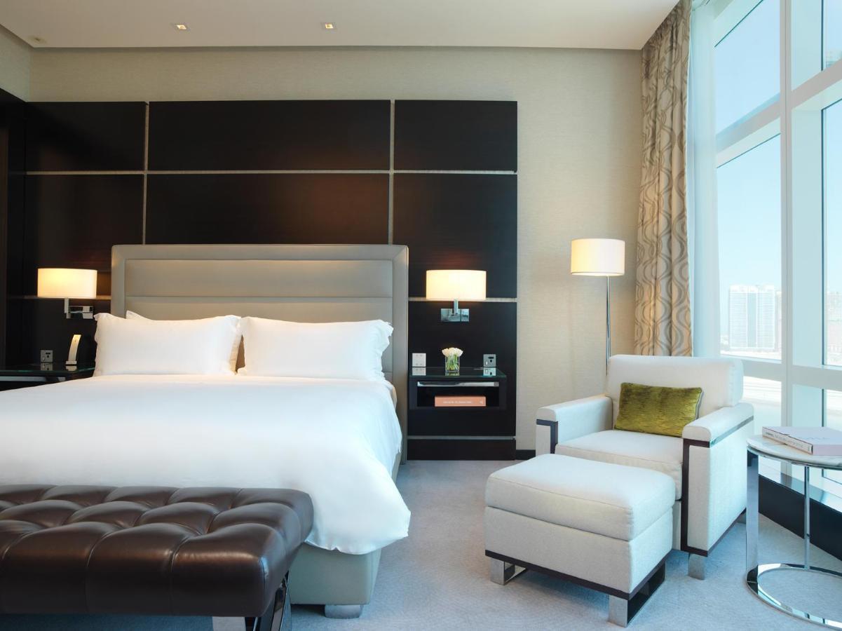 로즈우드 아부다비 호텔 외부 사진 A bedroom at the Jumeirah Emirates Towers Hotel
