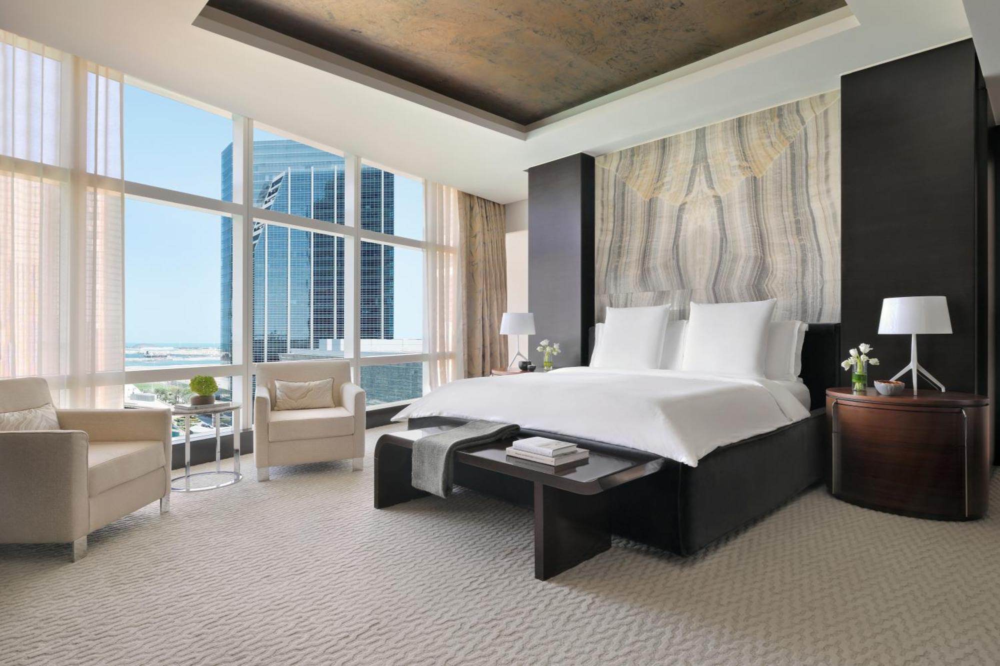 로즈우드 아부다비 호텔 외부 사진 A bedroom at the Ritz-Carlton, DIFC