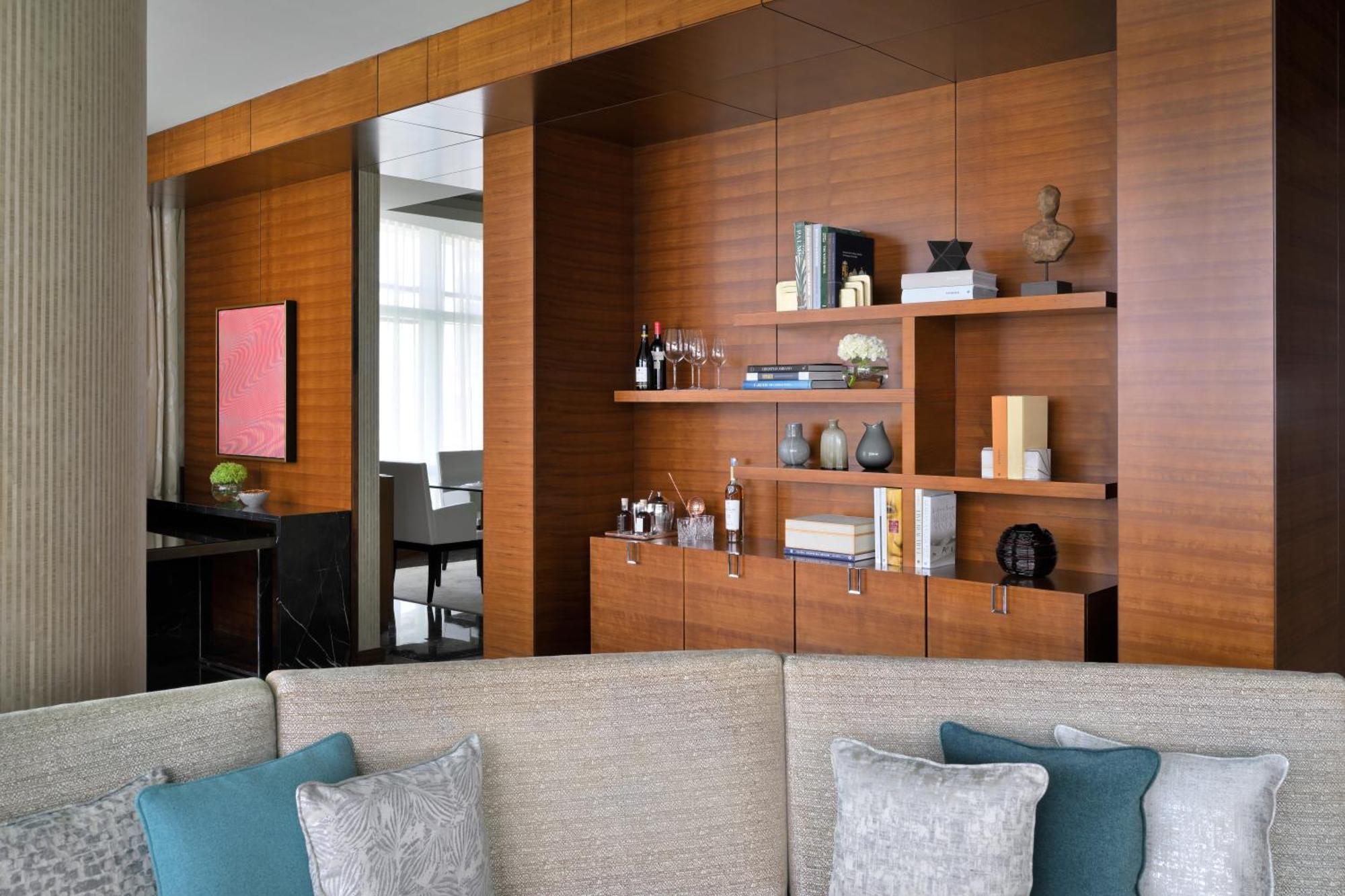 로즈우드 아부다비 호텔 외부 사진 A living room at the Ritz-Carlton, Dubai